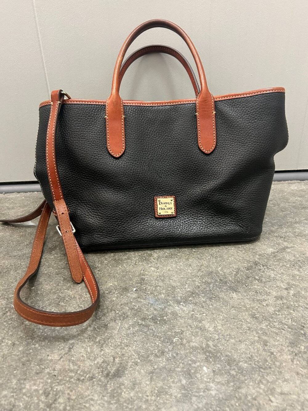 Dooney & Bourke Black Pebble Grain Leather Tote Red Lining Shoulder Bag Classic